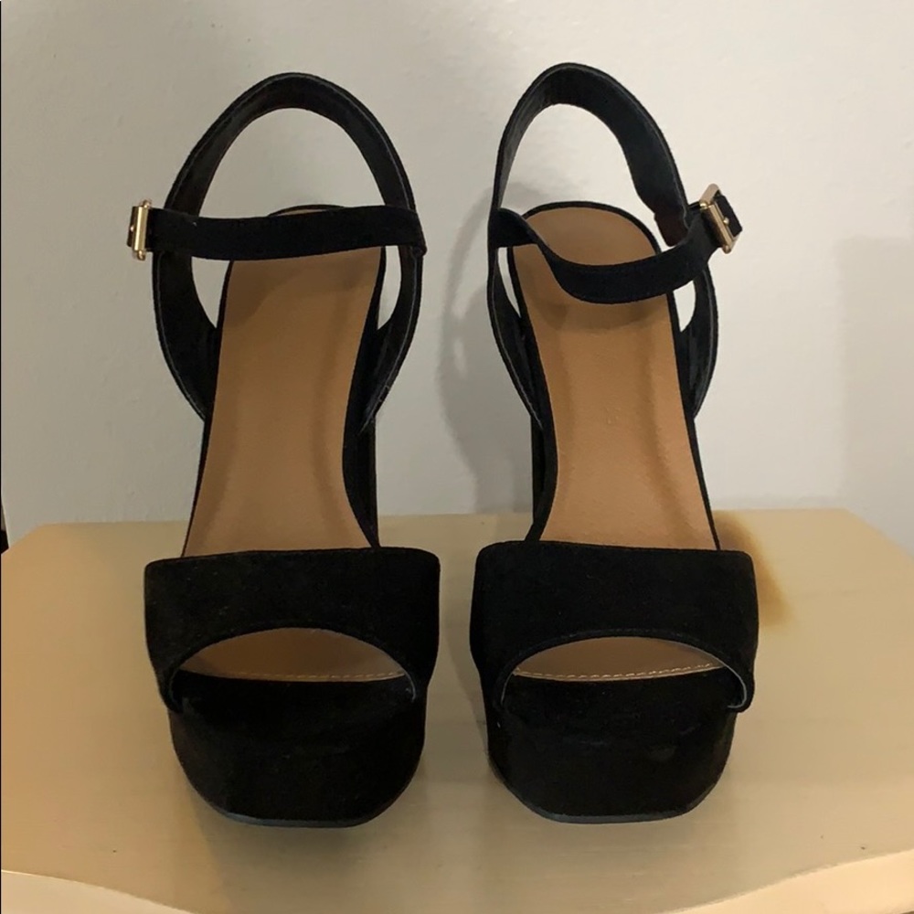 Fashion nova heeled open toed pumps